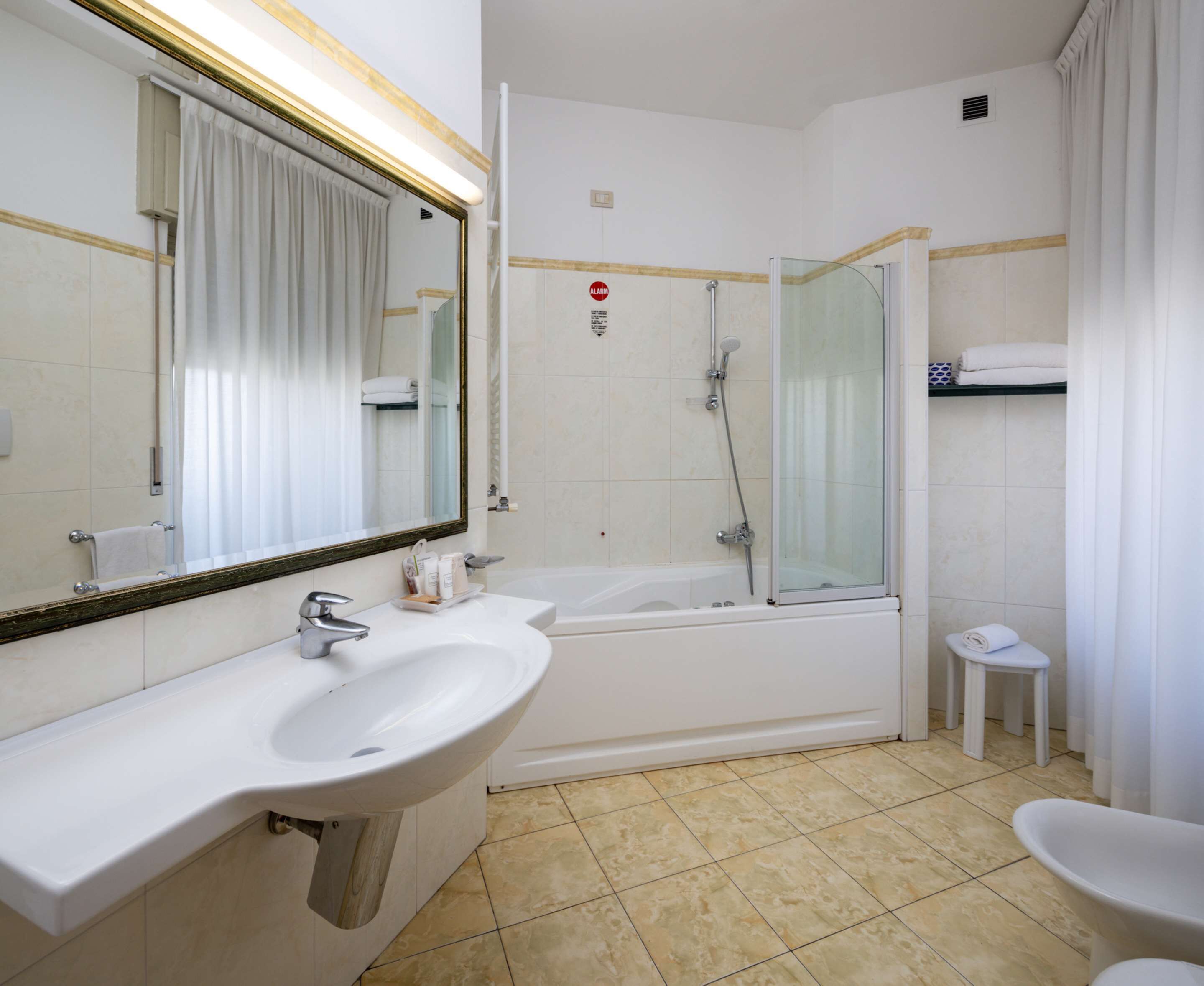 comfort room, 1 king bed, non smoking (extra bed on request) | 1 bedroom, down duvets, minibar, in-room safe