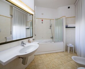 Chambre Confort, 1 très grand lit, non-fumeur (Extra bed on request)