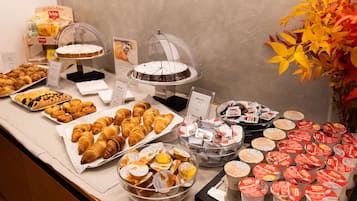 Colazione a buffet, servita tutte le mattine (9 EUR a persona)