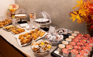 Petit-déjeuner buffet (9 EUR par personne)