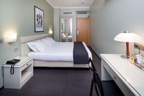 Comfort-rum - 1 queensize-säng - icke-rökare | Duntäcken, minibar, värdeförvaringsskåp på rummet och ljudisolering