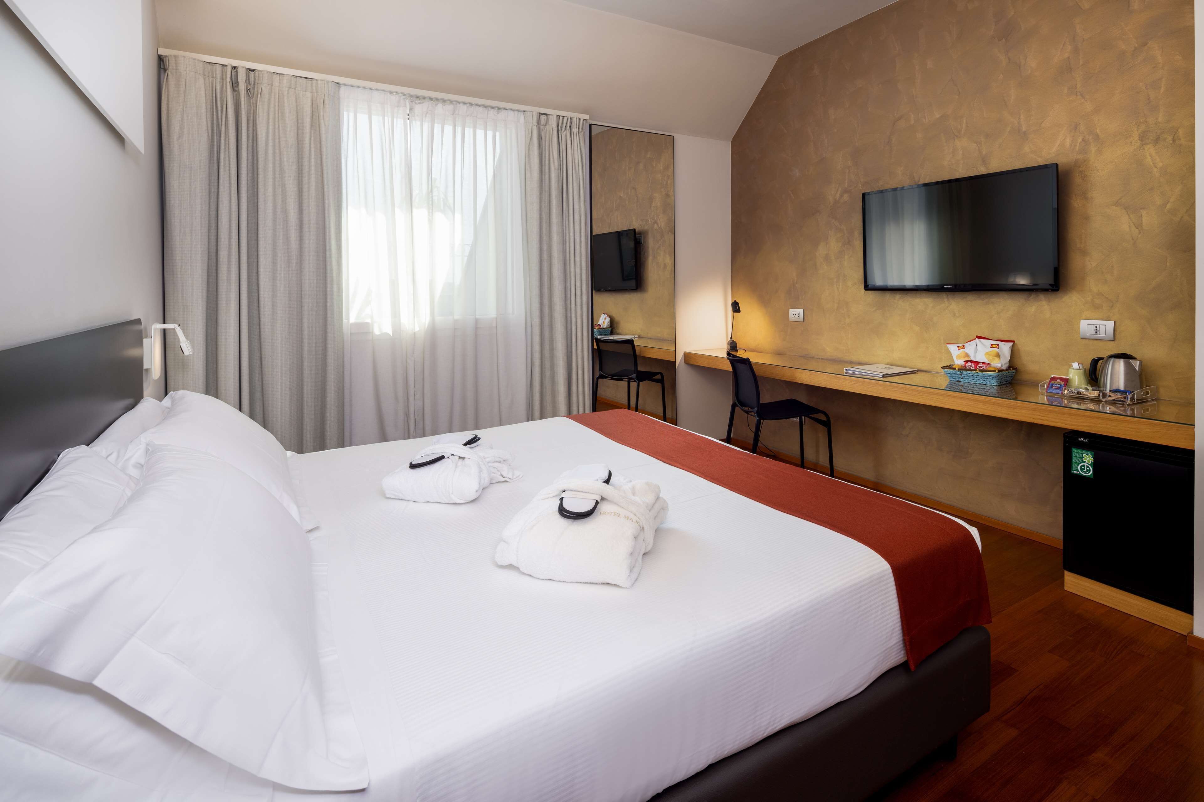 comfort room, 1 queen bed, non smoking | 1 bedroom, down duvets, minibar, in-room safe