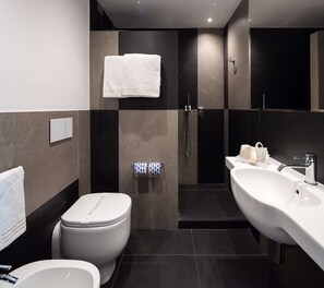 Comfort Room, 1 Queen Bed, Non Smoking | Bathroom | Shower, hair dryer, bidet, towels - Best Western Hotel Major (Milan)