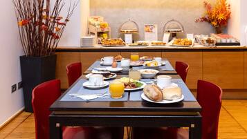 TĂ€gliches FrĂŒhstĂŒcksbuffet (9 EUR pro Person)