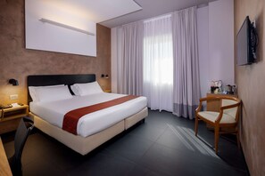 Comfort Room, 1 Queen Bed, Non Smoking | Down comforters, minibar, in-room safe, soundproofing