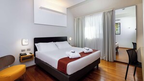 A hotel room with a bed, a chair, a desk, and a mirror. - Best Western Hotel Major (Milan)