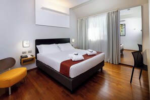 �舒适客房, 1 张大床, 无烟房 | 羽绒被、迷你吧、客房内保险箱、隔音