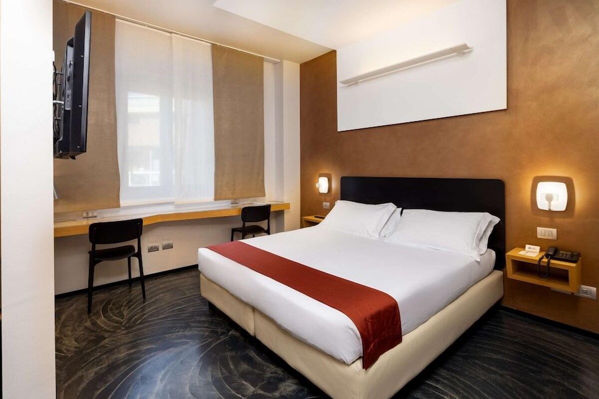 Cubrecamas, minibar y caja de seguridad en la habitación 