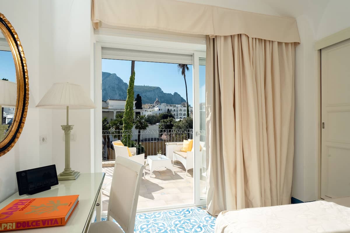 triple room, garden view | 1 bedroom, minibar, in-room safe, desk