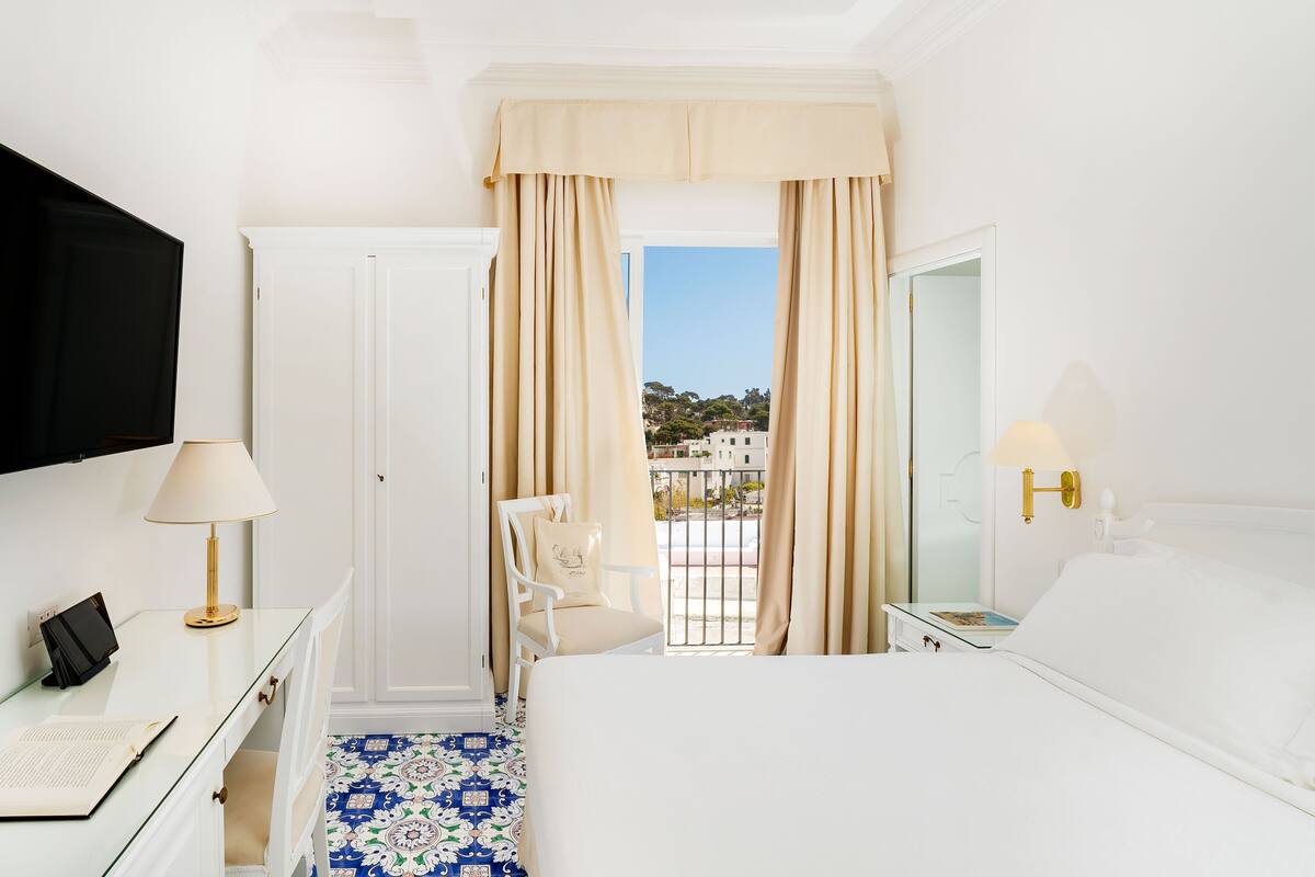 basic double or twin room | 1 bedroom, minibar, in-room safe, desk