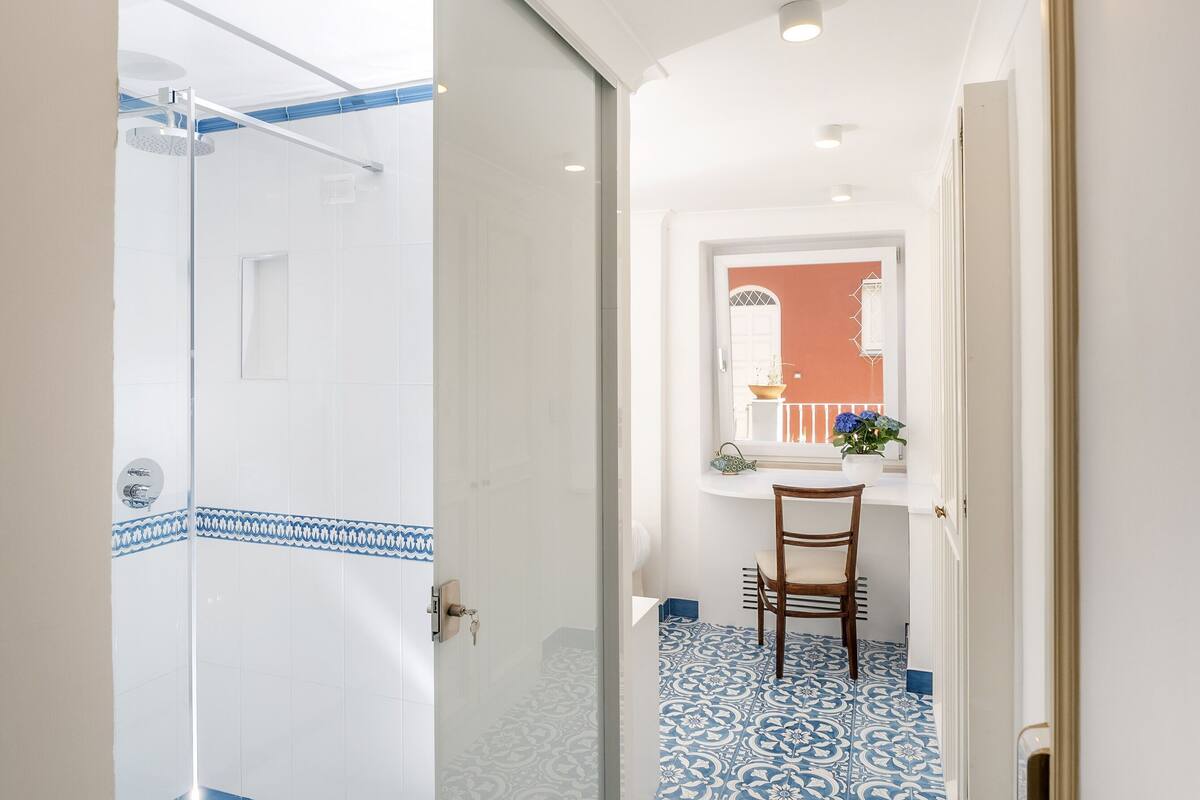 single room with window | 1 bedroom, minibar, in-room safe, desk