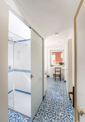 Single room with window | Minibar, coffre-fort, bureau