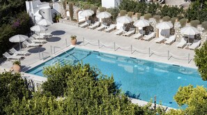 Piscine extérieure, chaises longues