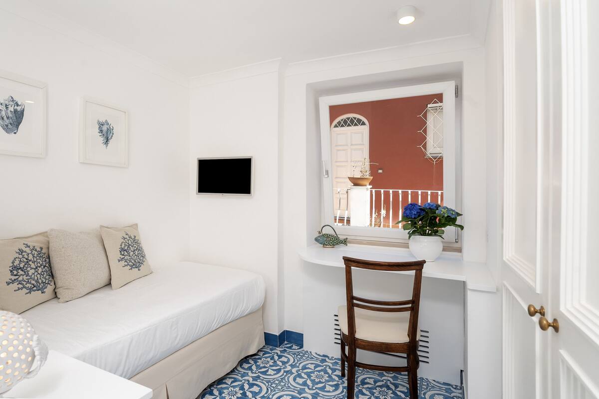 Single room with window | มินิบาร์, ตู้นิรภัยในห้องพัก, โต๊ะทำงาน, พื้นที่ทำงานแบบใช้แล็ปท็อป