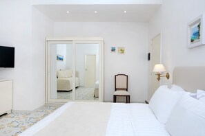 Habitación triple Confort | Minibar, caja fuerte, escritorio y espacio para trabajar con un portátil