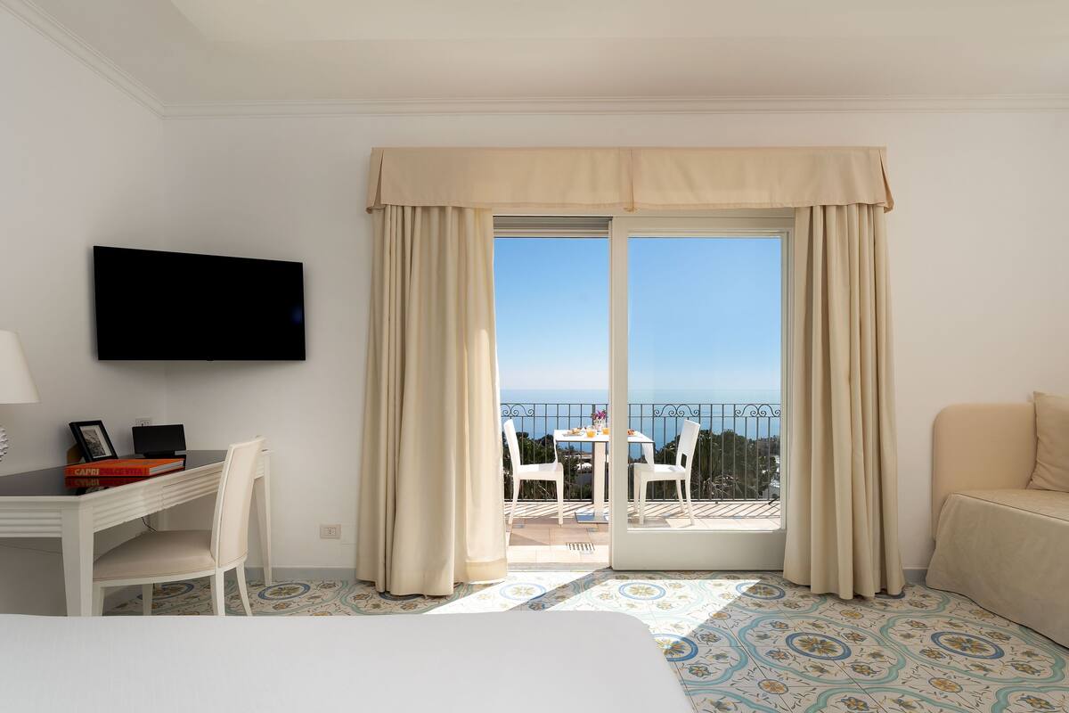 triple room, sea view | 1 bedroom, minibar, in-room safe, desk