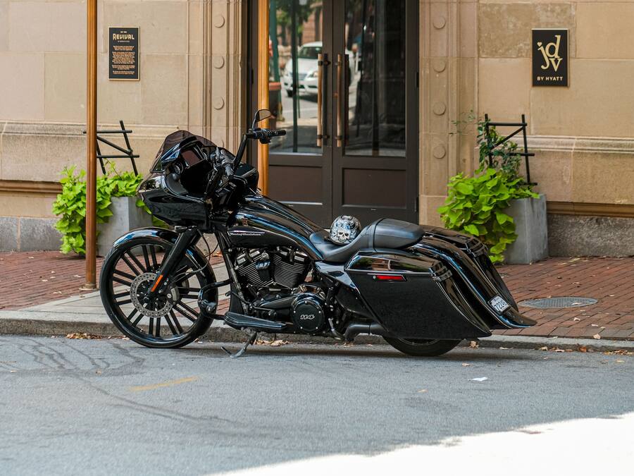 Una moto negra aparcada sota un tendal blau amb el número 101 i la paraula "REVIORAL".