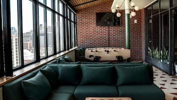 2 quầy bar/khu lounge, cocktail bar