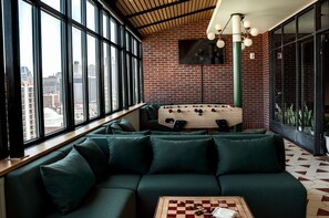 2 bars/lounges, cocktail bar