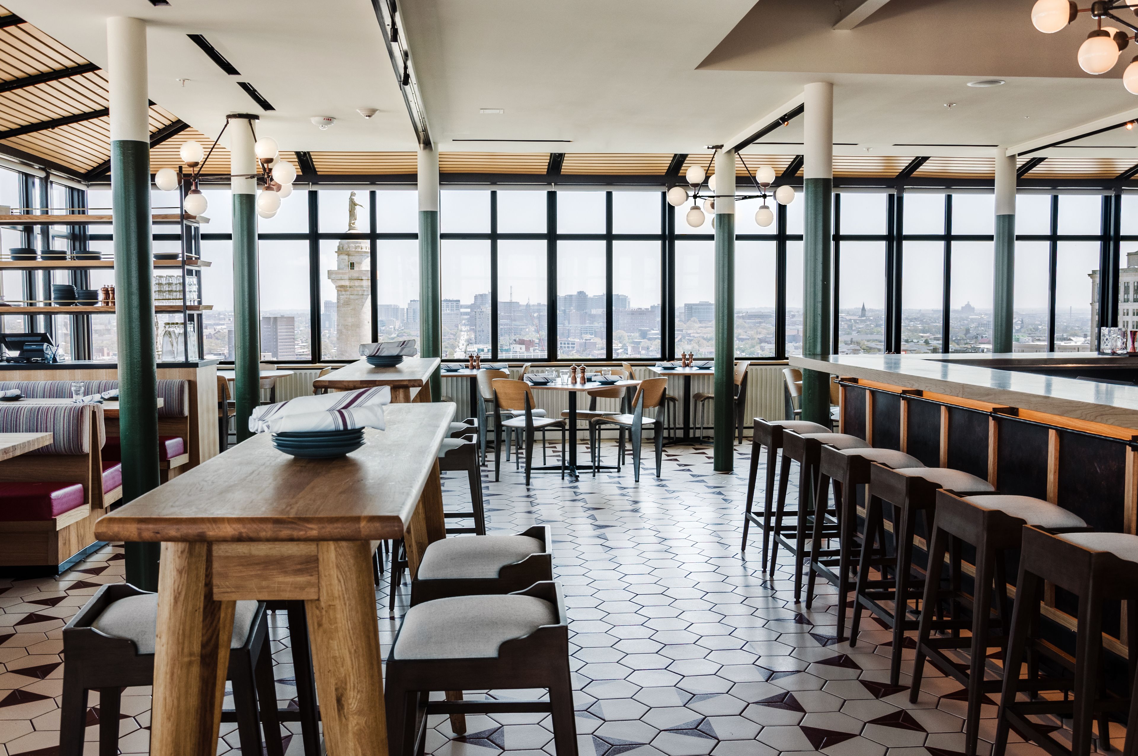 2 bars/lounges, cocktail bar