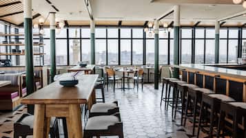 2 bars/lounges, cocktail bar