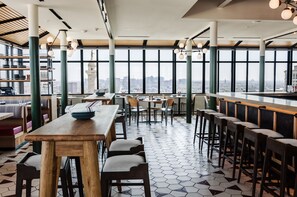 2 من البارات/الاستراحات، بار مشروبات الكوكتيل