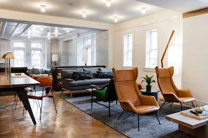 2 bars/lounges, cocktail bar
