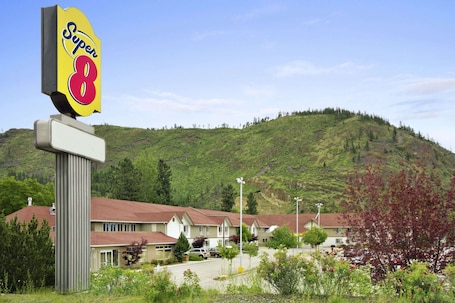 Exterior. Super 8 by Wyndham West Kelowna BC