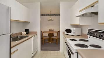Suite, varias camas, no fumadores (Two-Bedroom) | Ropa de cama de alta calidad, escritorio, cortinas opacas
