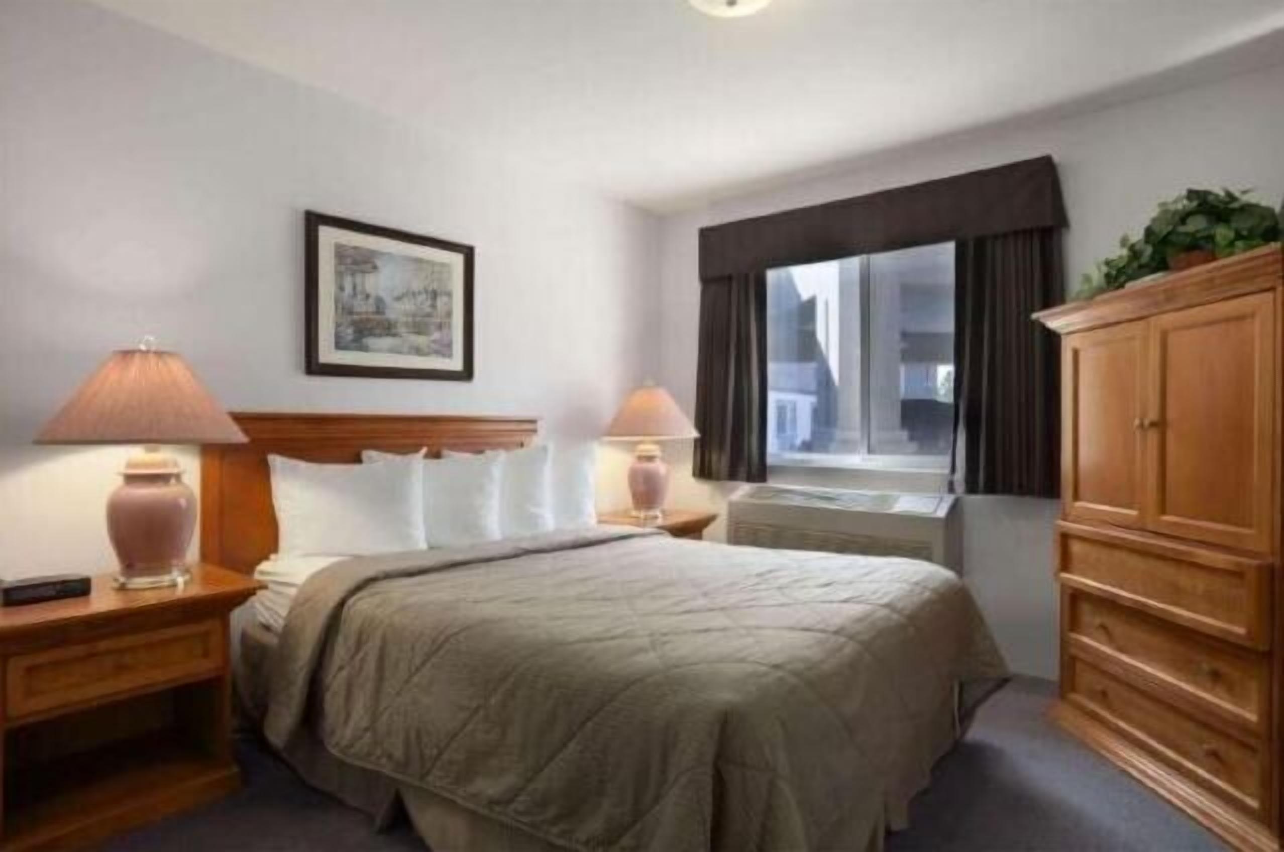 Hochwertige Bettwaren, Schreibtisch, Verdunkelungsvorhänge