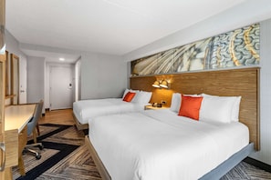 Premium bedding, desk, blackout curtains, iron/ironing board - Comfort Inn Sarnia (Sarnia)