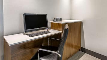 Un espacio de oficina moderno con escritorio, ordenador y silla.