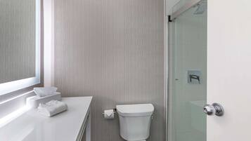 Combined shower/bathtub, free toiletries, hair dryer, towels