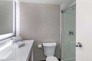 Bañera con ducha, artículos de tocador gratuitos, secador de pelo