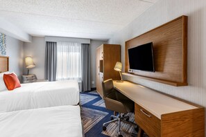 Premium bedding, desk, blackout drapes, iron/ironing board - Comfort Inn Sarnia (Sarnia)