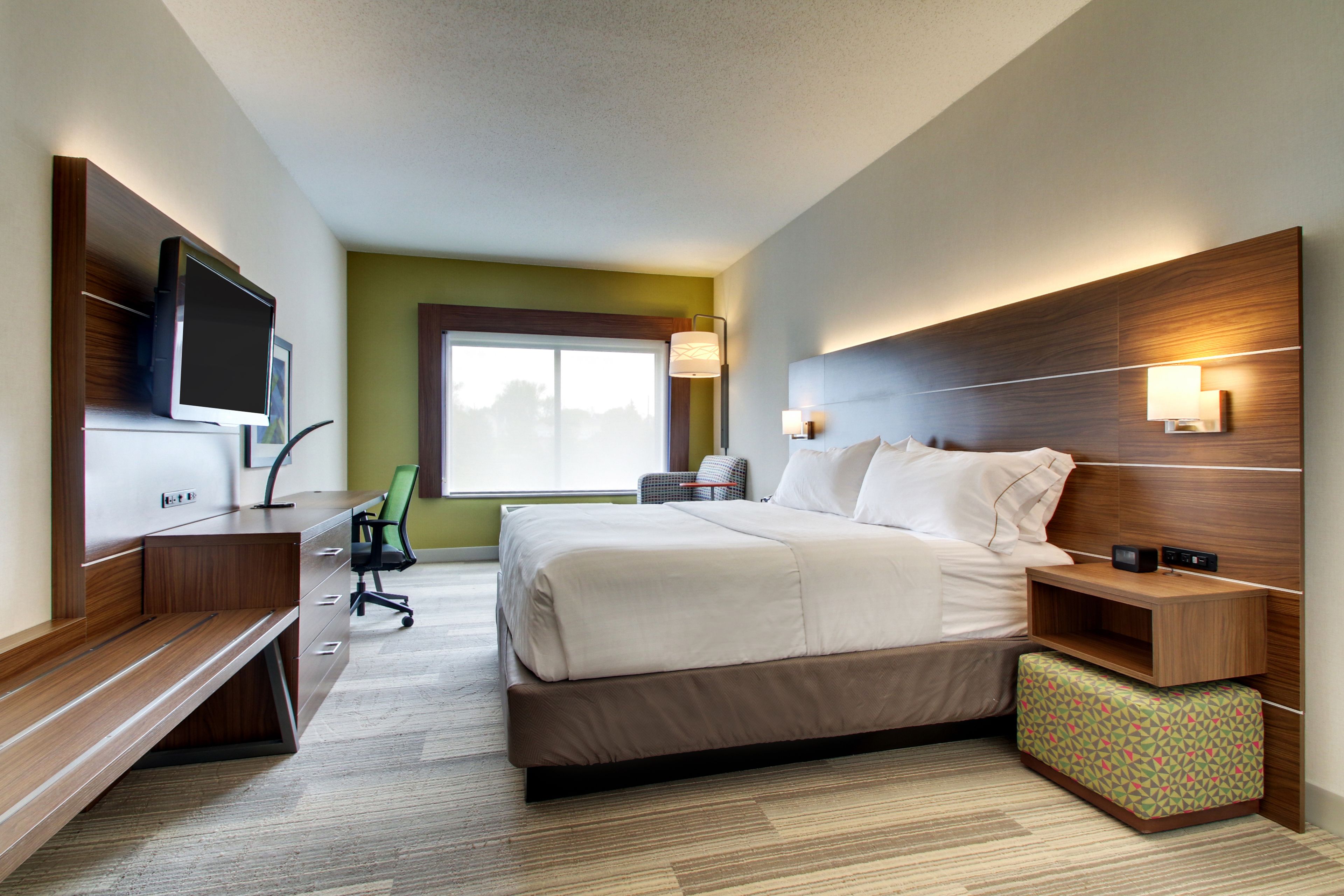 deluxe suite, 1 king bed, accessible, non smoking (hearing, roll-in shower) | 1 bedroom, in-room safe, desk, iron/ironing board