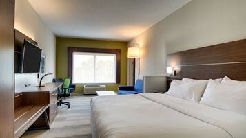 Een kluis op de kamer, een bureau, een strijkplank/strijkijzer