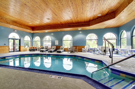 Indoor pool. Holiday Inn Express & Suites Aurora - Naperville by IHG