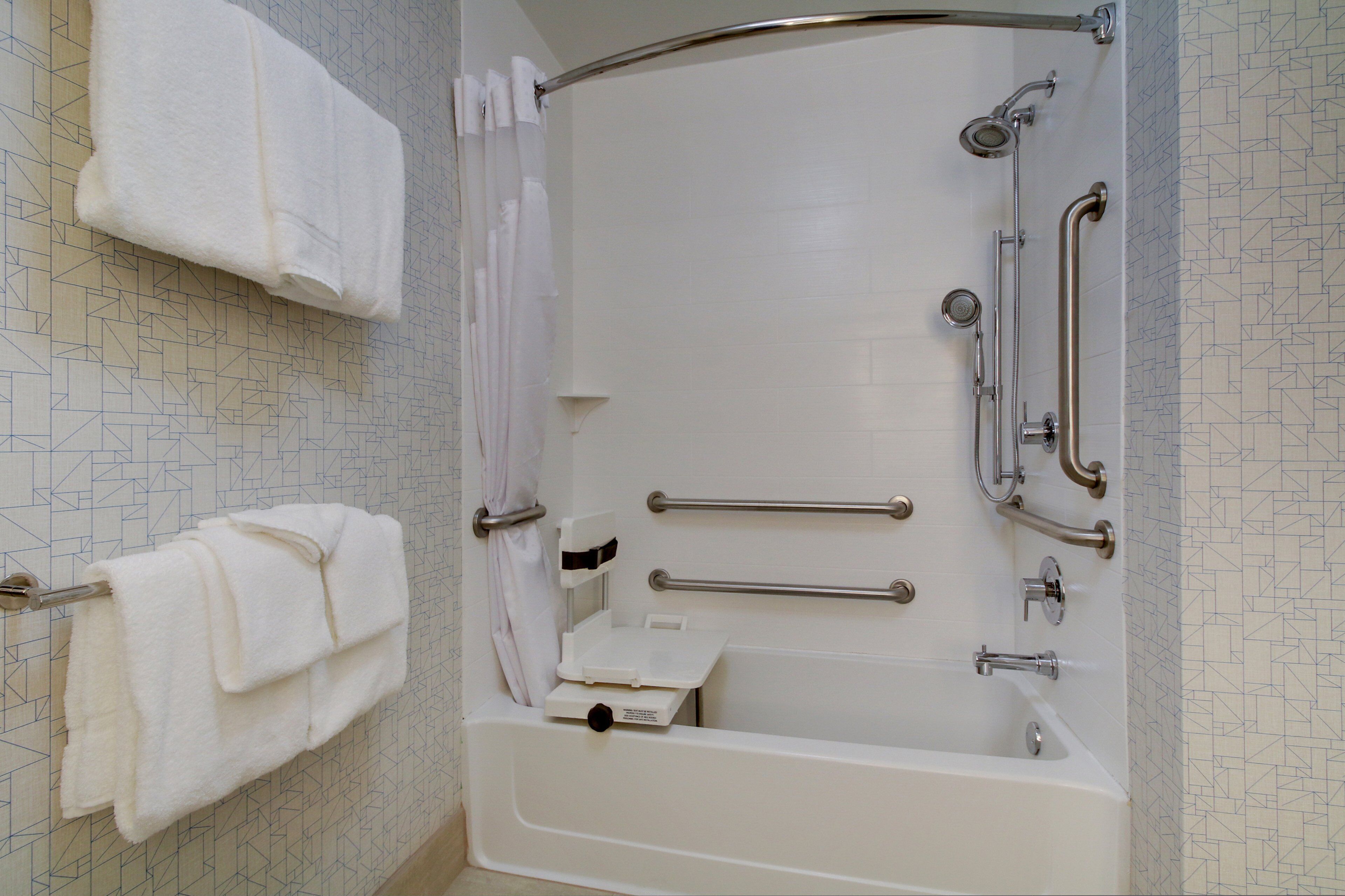 standard room, 2 queen beds, accessible bathtub (communications) | bathroom | free toiletries, hair dryer, towels