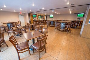 Bar (on property) - Boarders Inn & Suites by Cobblestone Hotels - Munising (Munising)