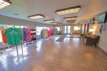 Lobby. Boarders Inn & Suites by Cobblestone Hotels - Munising