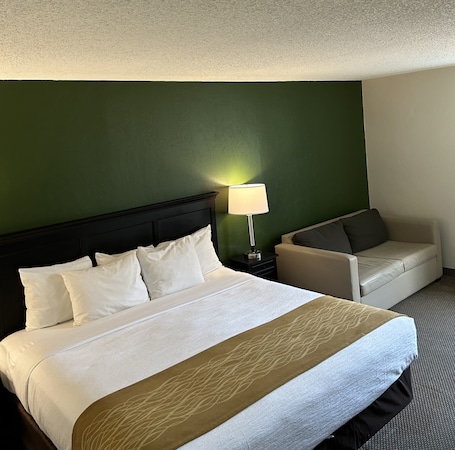 Room, 1 King Bed, Non Smoking | In-room safe, individually decorated, individually furnished, desk. Boarders Inn & Suites by Cobblestone Hotels - Munising