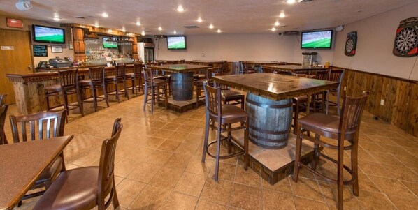 Bar (on property) - Boarders Inn & Suites by Cobblestone Hotels - Munising (Munising)