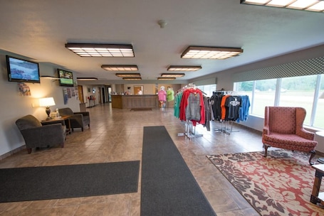 Lobby. Boarders Inn & Suites by Cobblestone Hotels - Munising