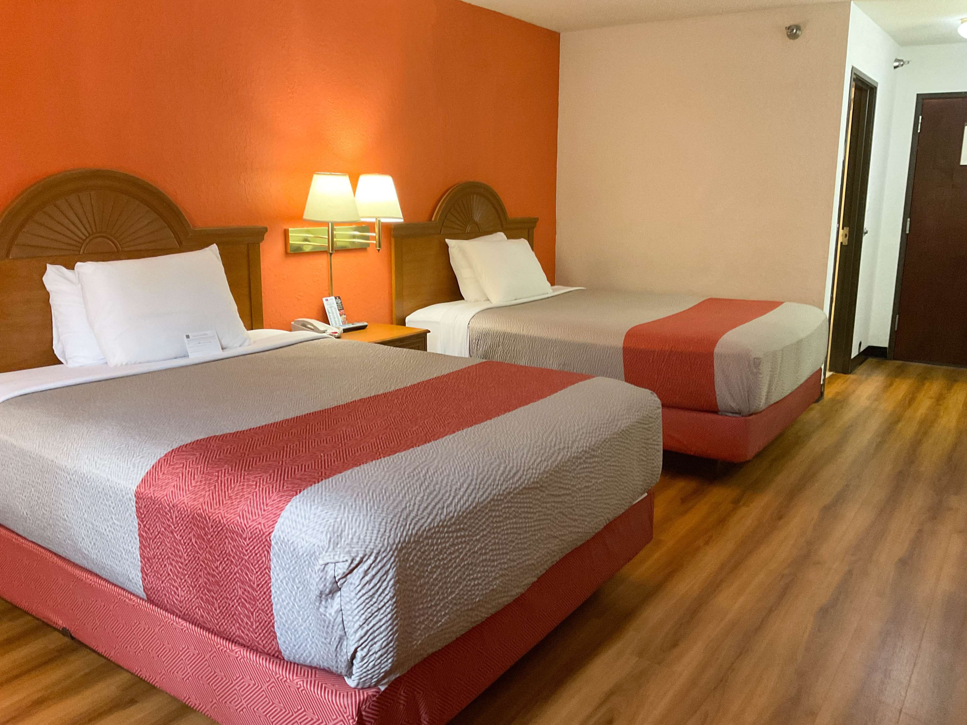 Escritorio, wifi gratis y ropa de cama 