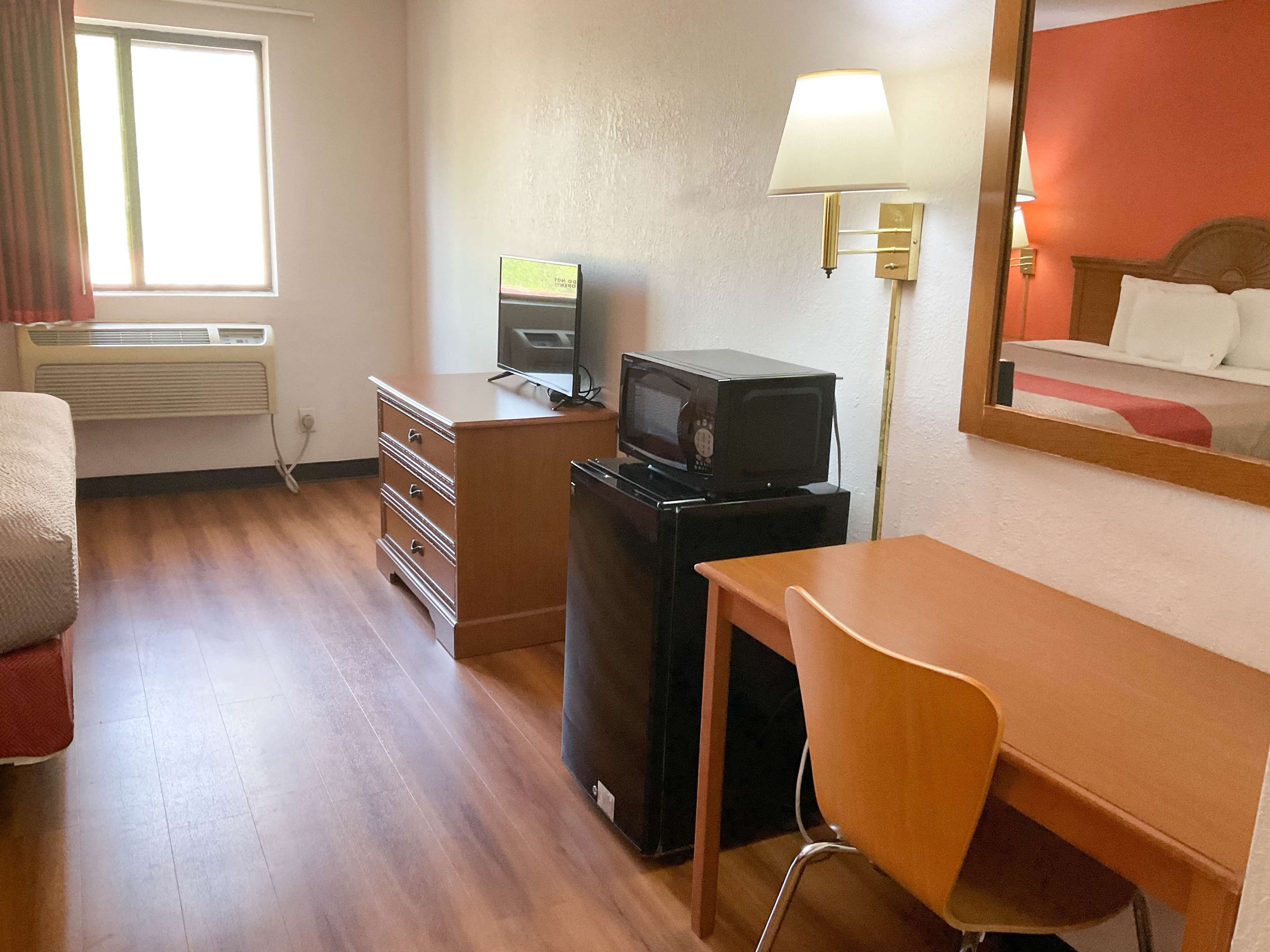 办公桌、免费 WiFi、床单