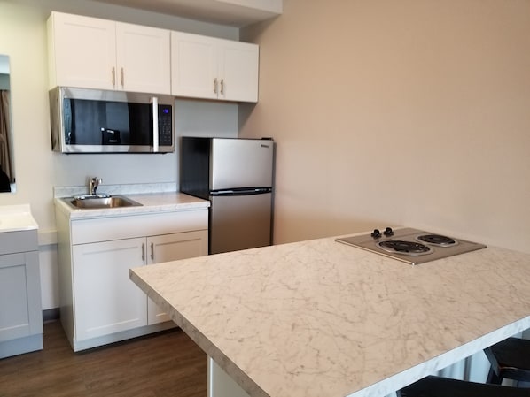 Mini-fridge, microwave, coffee/tea maker - The Bradford Hotel, an Ascend Collection Hotel (Springfield)