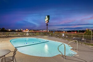 Una piscina al aire libre de temporada