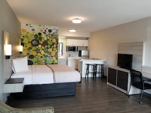 Desk, blackout drapes, iron/ironing board, free WiFi - The Bradford Hotel, an Ascend Collection Hotel (Springfield)