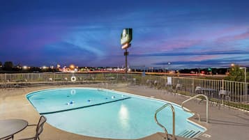 Una piscina al aire libre de temporada